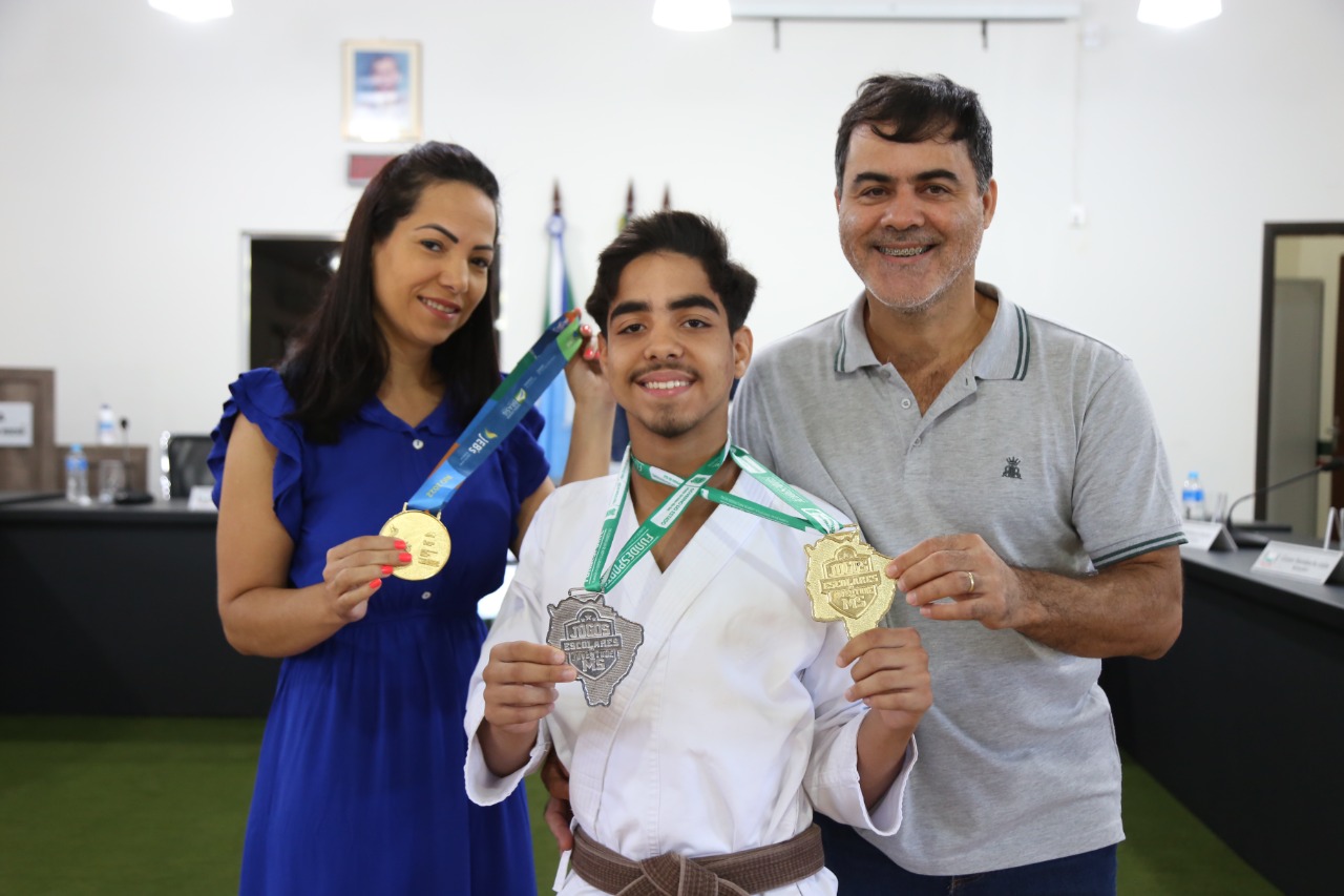 Mérito reconhecido: ao lado da família, Kauã recebeu moção da Câmara Municipal - Foto: Câmara Municipal de Batayporã